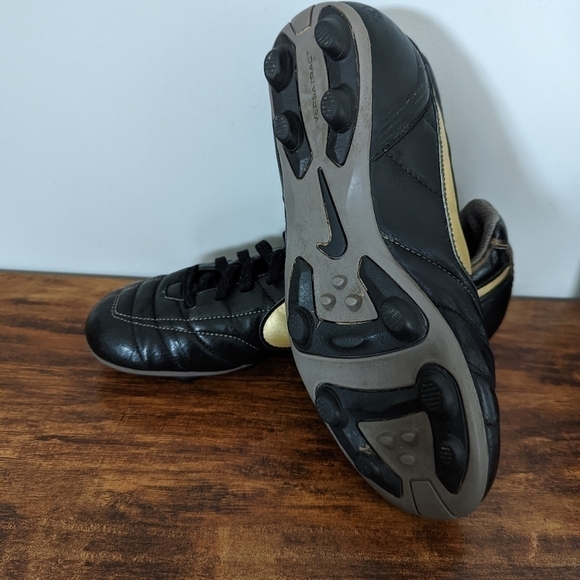 2/$15 CHILDREN'S (Girls/Boys) nike soccer cleats/Shoes- black and gold- size 5Y - Picture 3 of 4